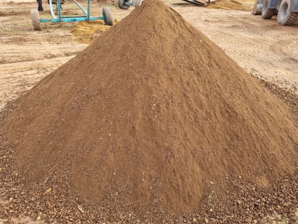 Upravená zemina s příměsí písku